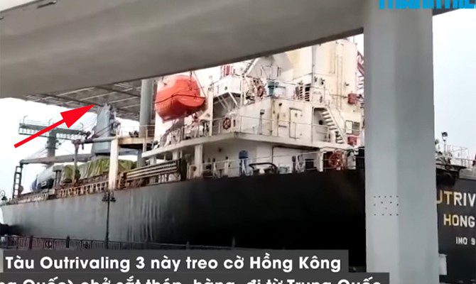 Chinese freighter got stuck under Haiphong bridge VIDEO