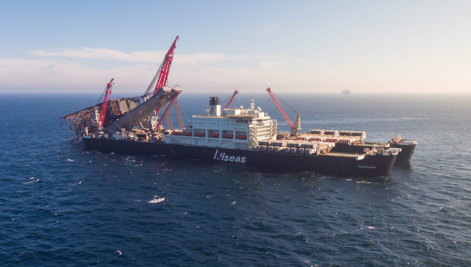 Giant ‘Pioneering Spirit’ Shows Off New Jacket-Lifting System