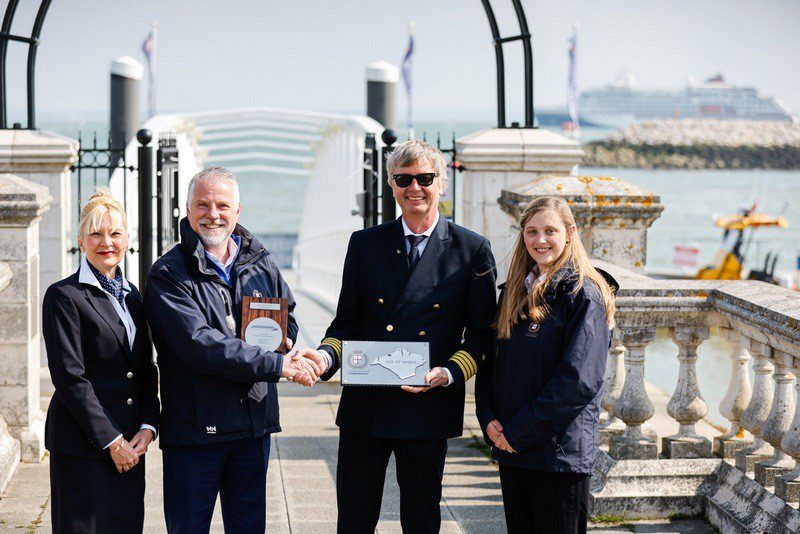 Hanseatic Inspiration Makes Inaugural Call to Cowes Hanseatic Inspiration Makes Inaugural Call to Cowes