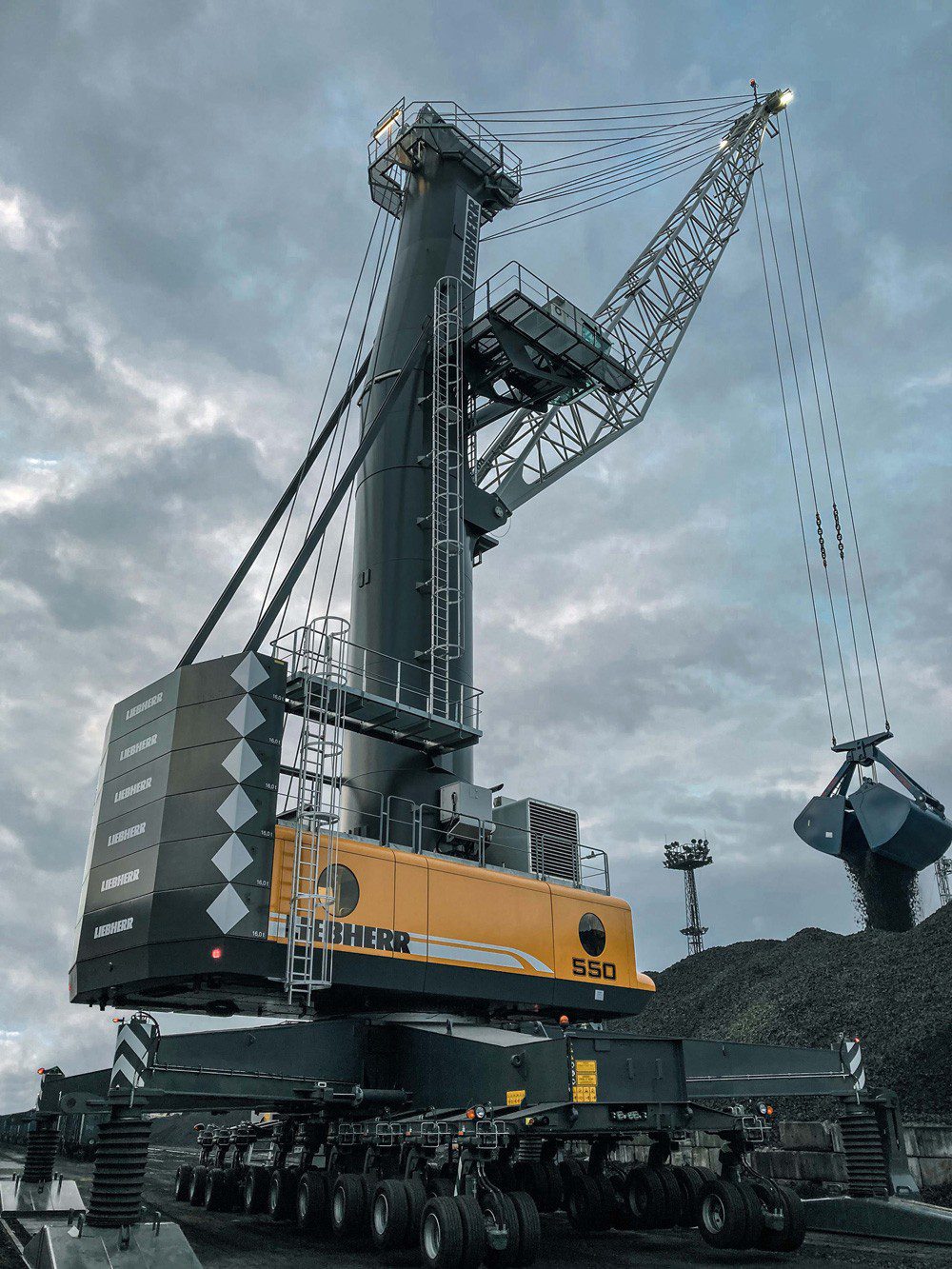 LHM 550 celebrates 300th delivery