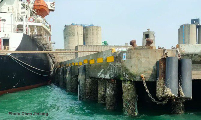 Chinese bulk carrier contacted pier, holed, Taiwan