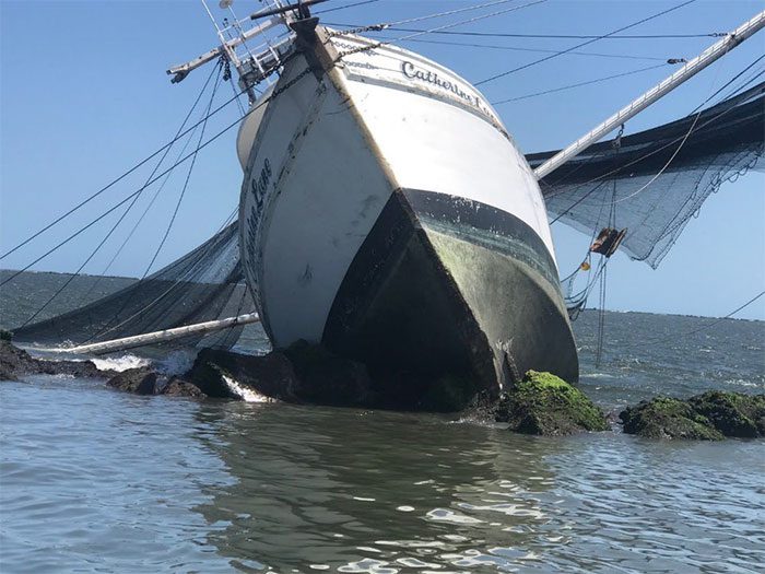 Fishing vessel grounded after captain left wheelhouse unattended