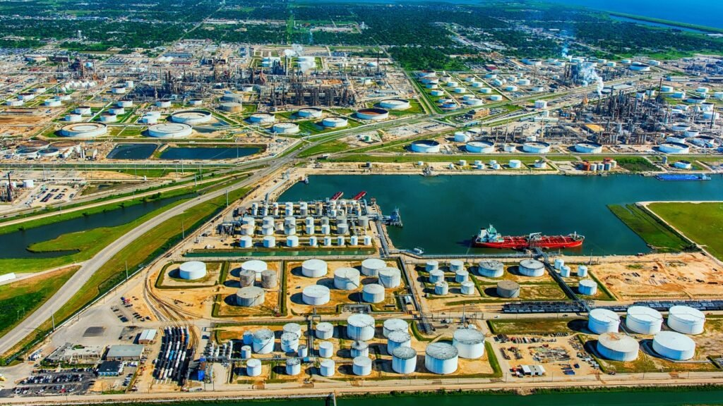 How shipping moves ahead to run on zero-carbon fuels How shipping moves ahead to run on zero-carbon fuels