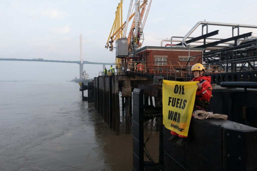 UK activists stop Russian oil tanker from docking, calling on govt to ‘stop funding Putin’s war in Ukraine’
