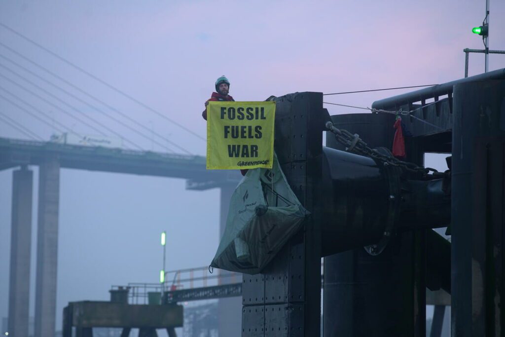 UK activists stop Russian oil tanker from docking, calling on govt to ‘stop funding Putin’s war in Ukraine’