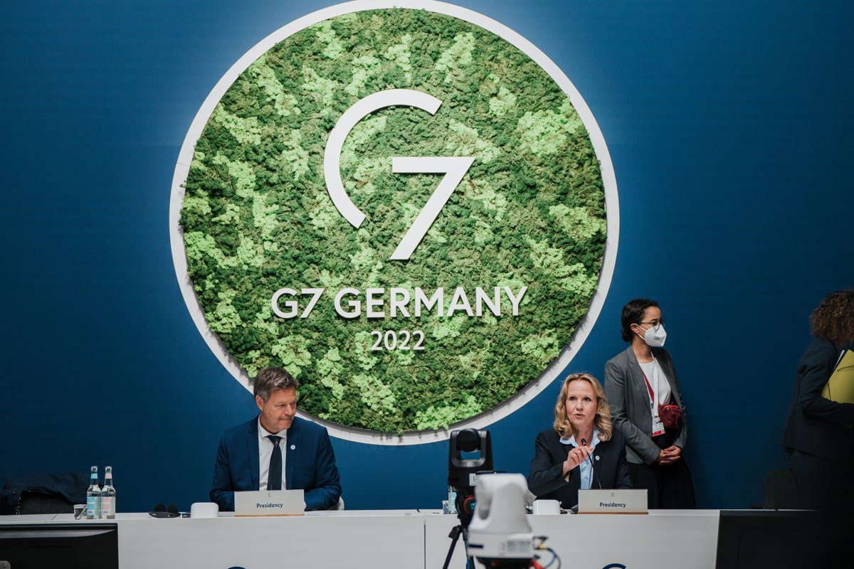 Shipping Decarbonization Weekly Insights -- How shipping moves ahead to run on zero-carbon fuels Shipping Decarbonization Weekly Insights -- How shipping moves ahead to run on zero-carbon fuels