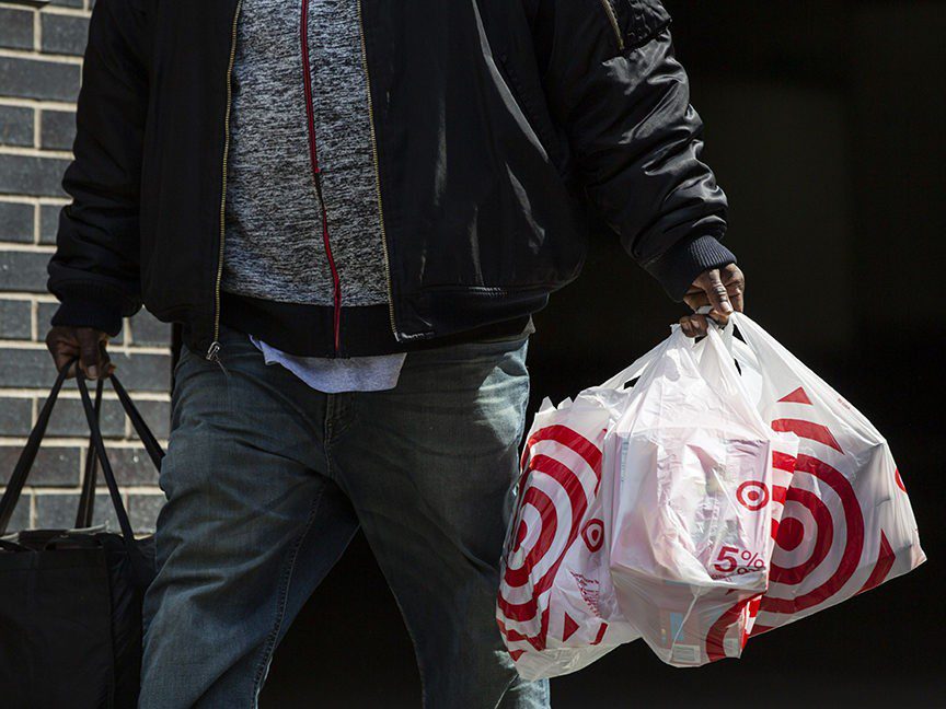 U.S. Retailers Plan Big Discounts as Inflation, Inventory Add Up