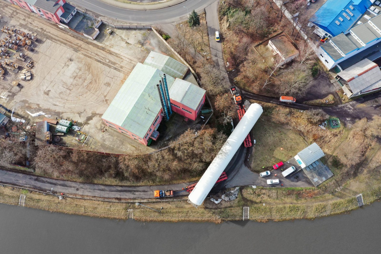 deugro delivers LNG tanks from Decin to the project site in the Caribbean