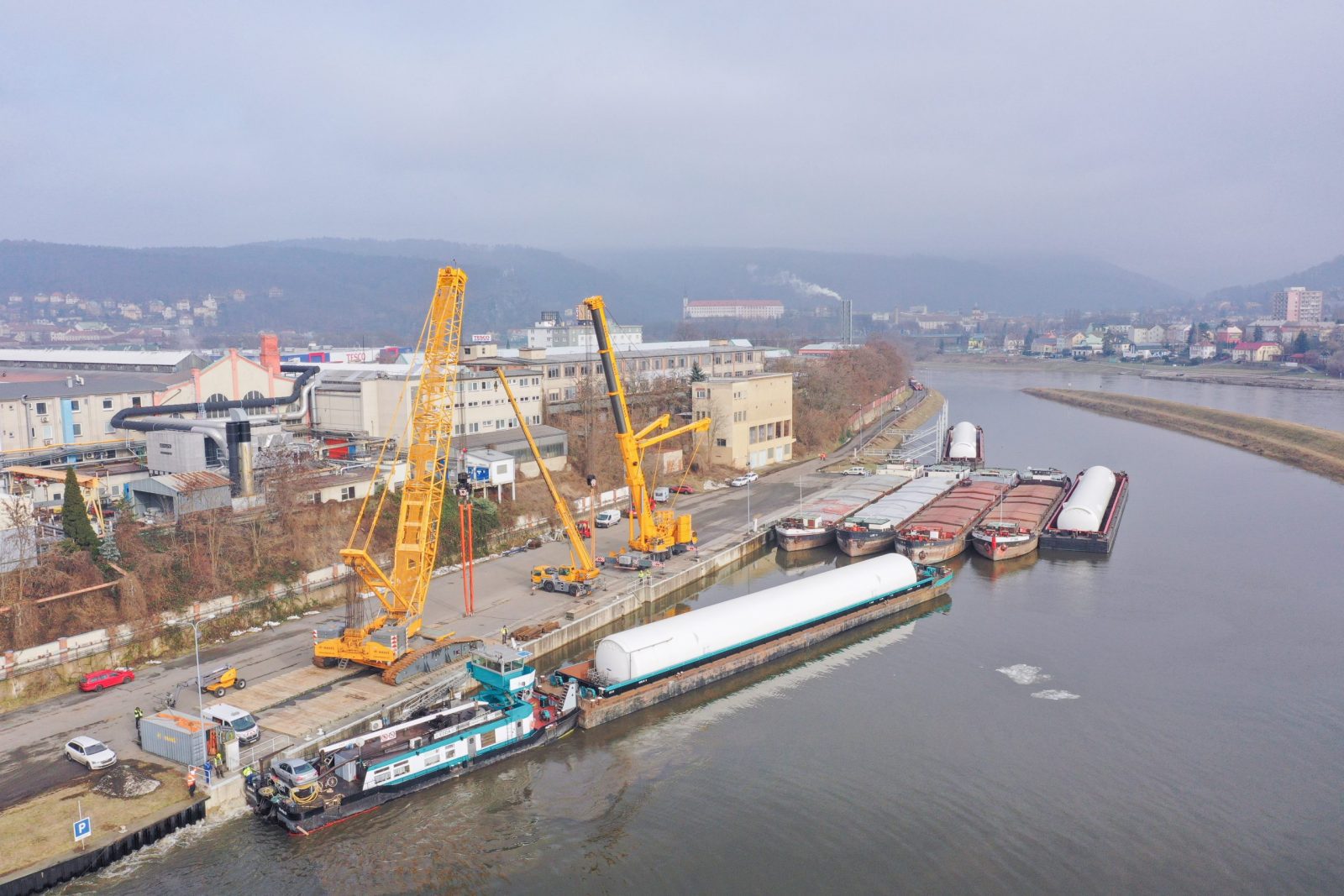 deugro delivers LNG tanks from Decin to the project site in the Caribbean