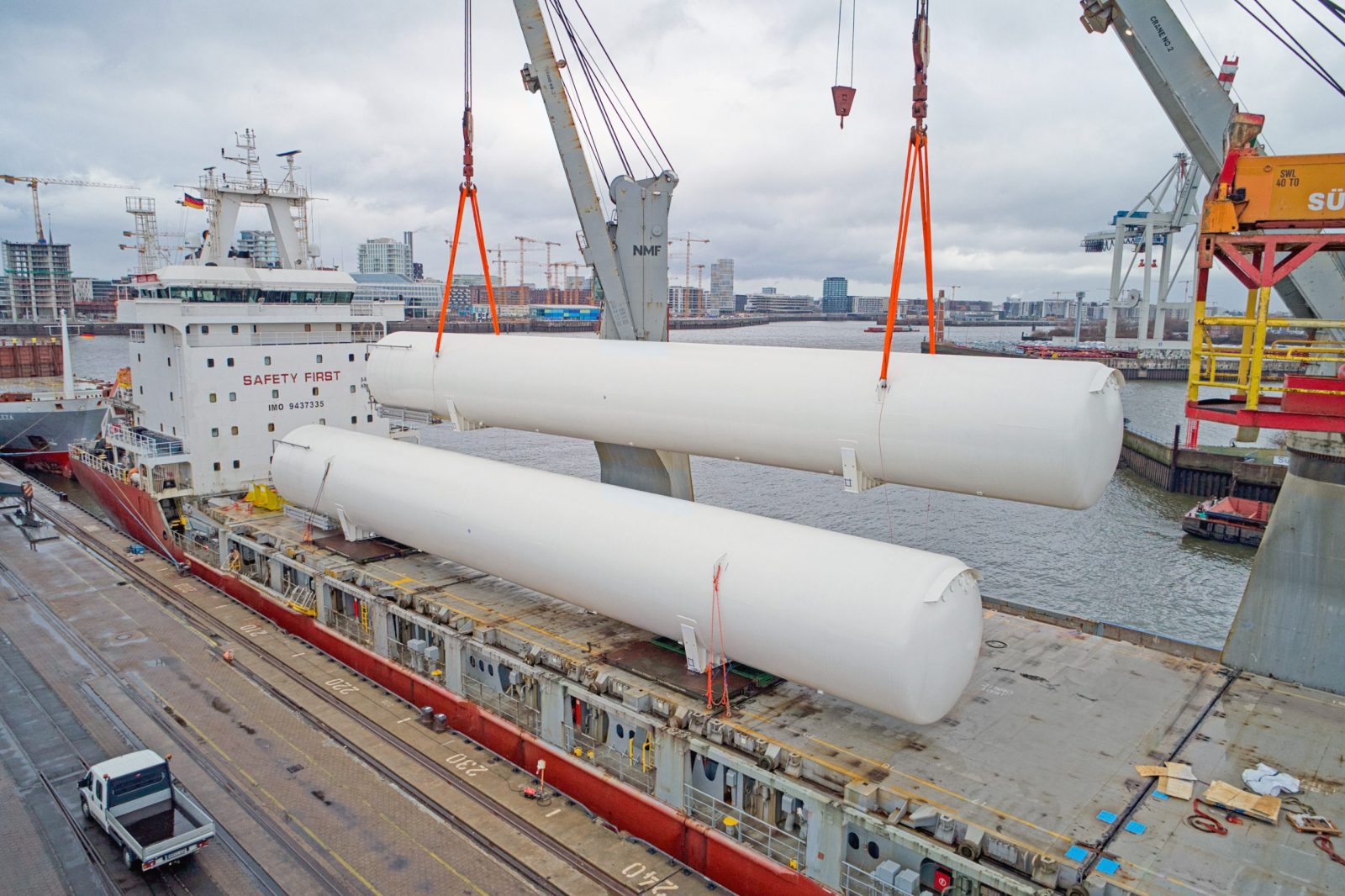 deugro delivers LNG tanks from Decin to the project site in the Caribbean