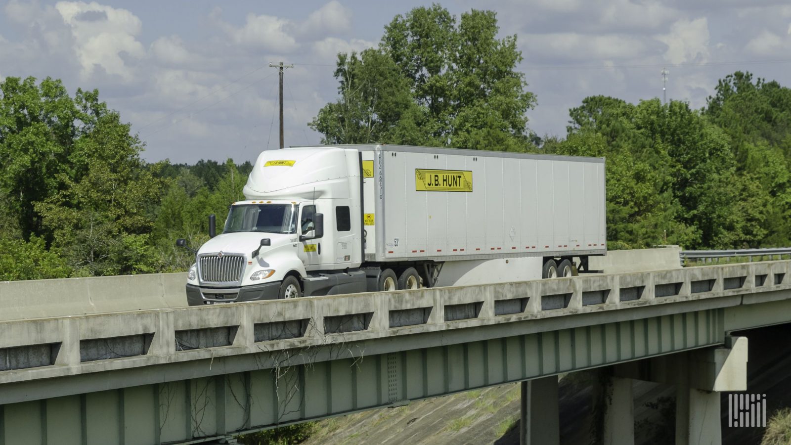 J.B. Hunt overcomes slow rail service in Q2 beat