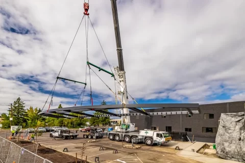 Omega Morgan lifts four-tonne awning in Oregon Omega Morgan lifts four-tonne awning in Oregon