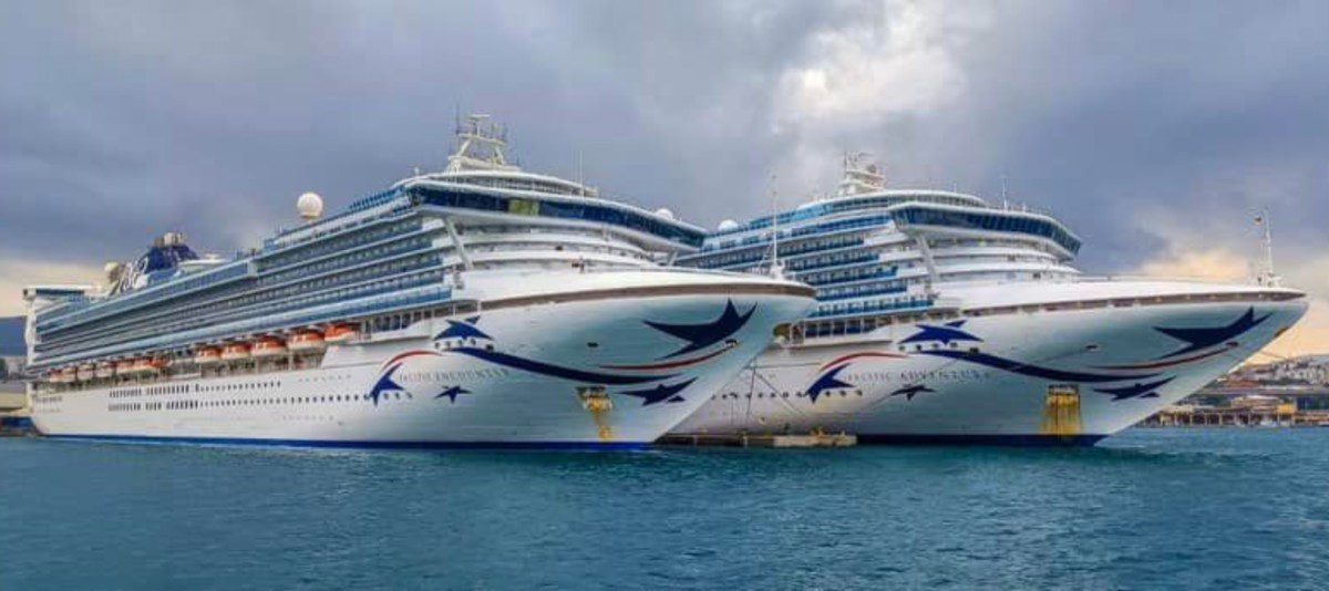 Two P&O Cruise Ships Have Historic Encounter
