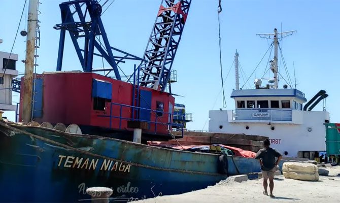 Cargo ship sank in Makassar Strait, 11 missing, 4 survived by a miracle Cargo ship sank in Makassar Strait, 11 missing, 4 survived by a miracle