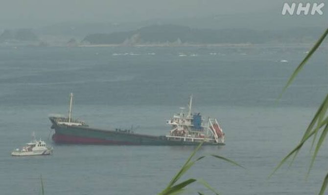 Chinese cargo ship sinking after collision with Japanese tanker, Japan VIDEO