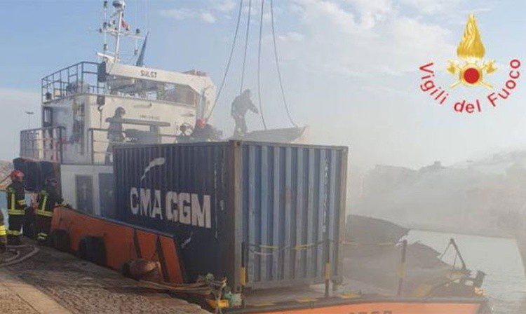 Container explosion on offshore ship, 3 crew died, Italy VIDEO
