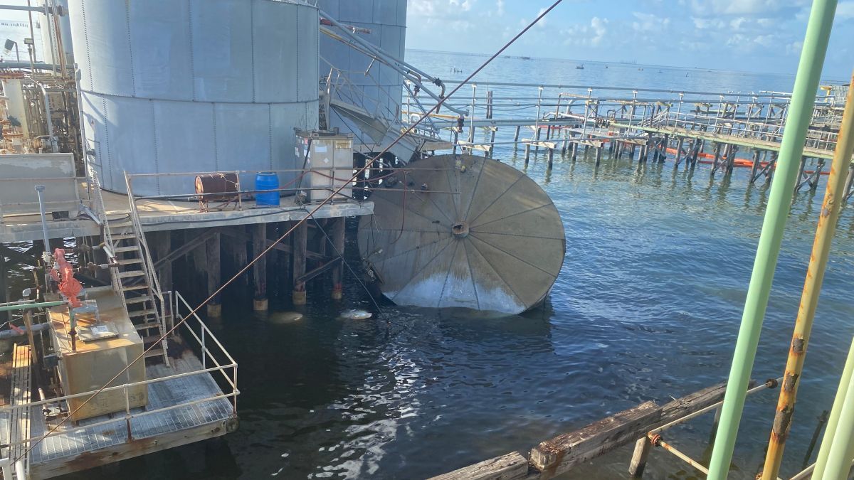 Salvors respond to oil spills in US waters