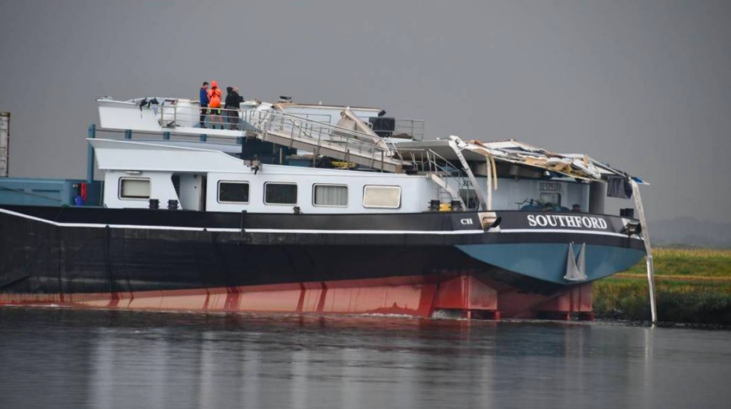 VIDEO: Cargo ship’s wheelhouse ripped apart by bridge VIDEO: Cargo ship’s wheelhouse ripped apart by bridge