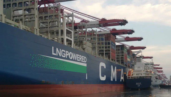 World's largest dual-fuel container ship completes LNG bunkering at Yangshan Port World's largest dual-fuel container ship completes LNG bunkering at Yangshan Port