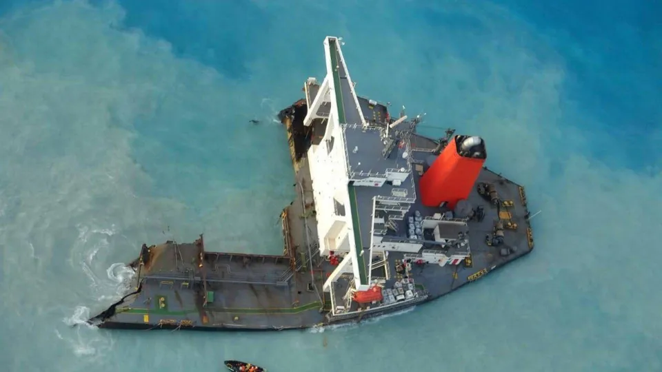 Captain and first officer sentenced to prison after grounding in Mauritius