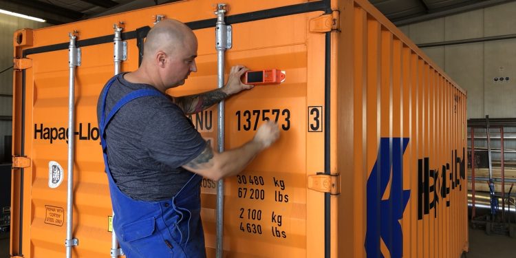 Hapag-Lloyd begins installing tracking devices on its dry container fleet