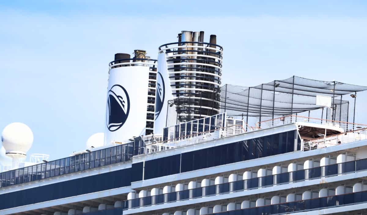 Holland America Partners With University of Washington Athletics