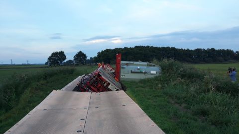 TenneT’s transformer falls over during transport in Friesland TenneT’s transformer falls over during transport in Friesland
