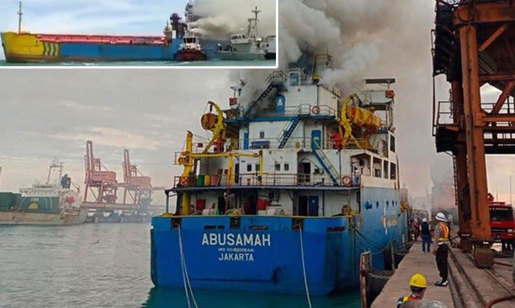 Bulker loaded with ammonium phosphate on fire VIDEO