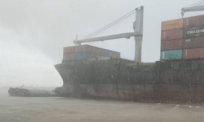 ​Container ship struck cargo barge under tow, barge sank, Bangkok VIDEO