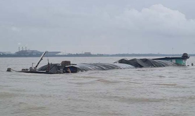 ​Container ship struck cargo barge under tow, barge sank, Bangkok VIDEO