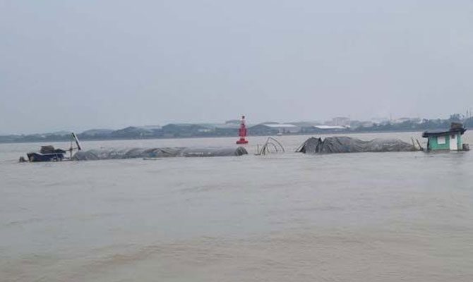 ​Container ship struck cargo barge under tow, barge sank, Bangkok VIDEO
