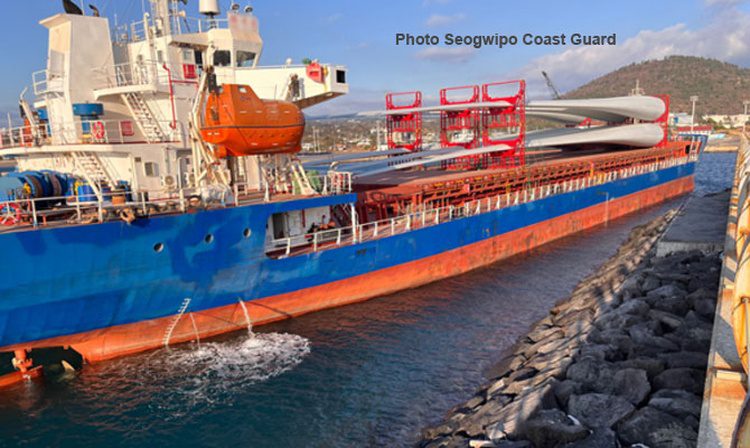 Chinese freighter disabled maneuvering in Korean port