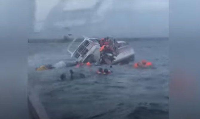 Shuttle fast boat with foreign tourists sank in Bali waters VIDEO