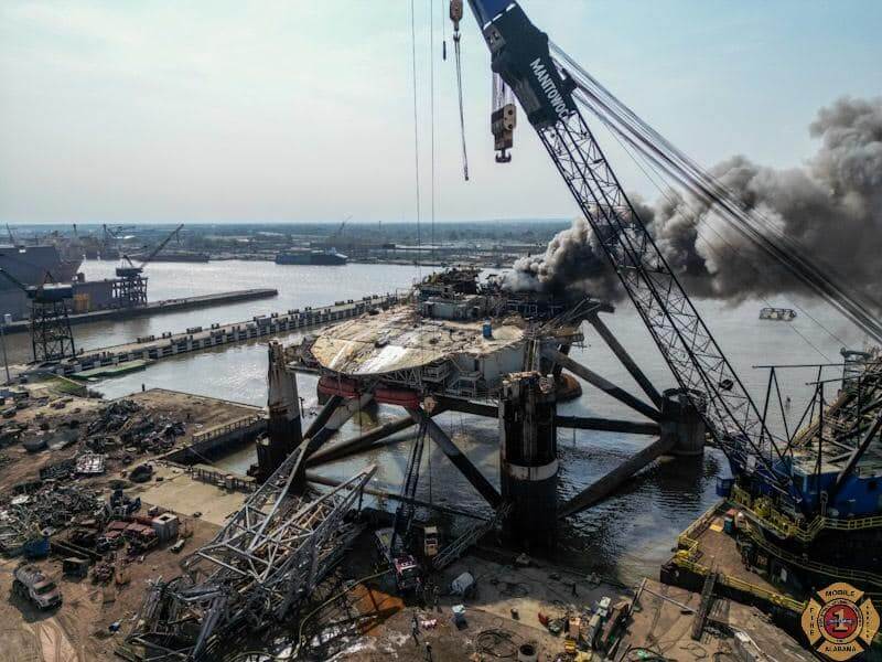 Photos: Fire Breaks Out Aboard Scrapped Drilling Rig in Mobile | World ...