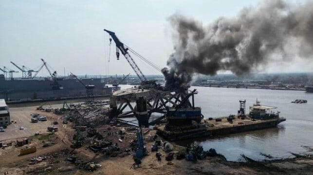 Photos: Fire Breaks Out Aboard Scrapped Drilling Rig in Mobile | World ...