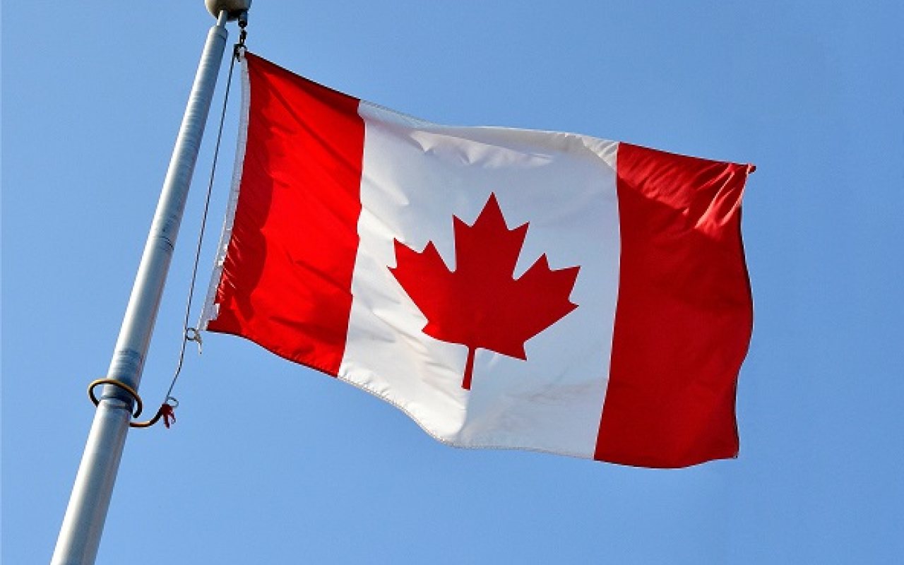 Canada_Flag_1280_800_84_s_c1