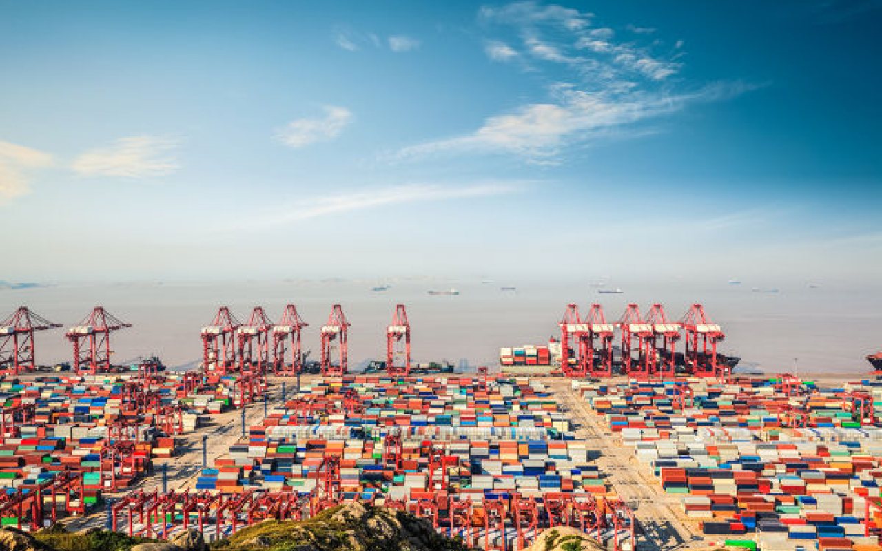 port_of_shanghai_widens_container_reign_1280_800_84_s_c1