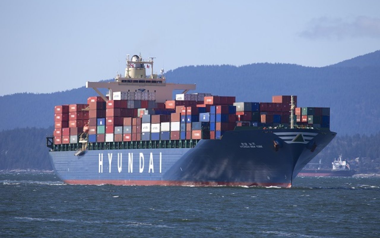 Container_ship_Hyundai_New_York_1280_800_84_s_c1