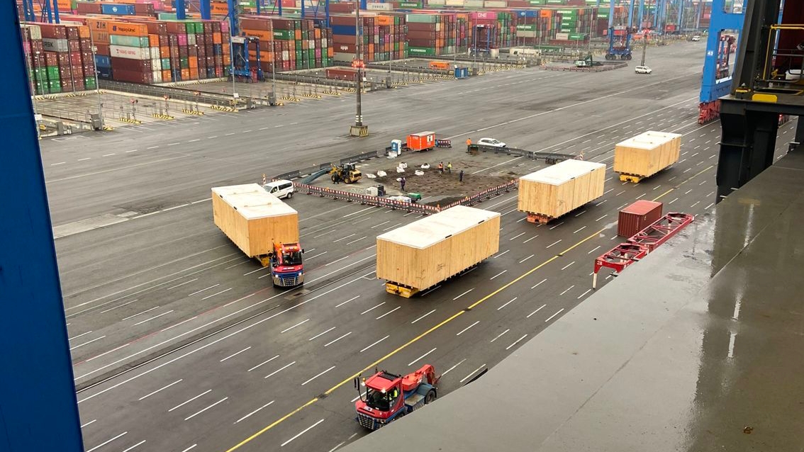 ONE’s Megamax loads breakbulk cargo in Hamburg