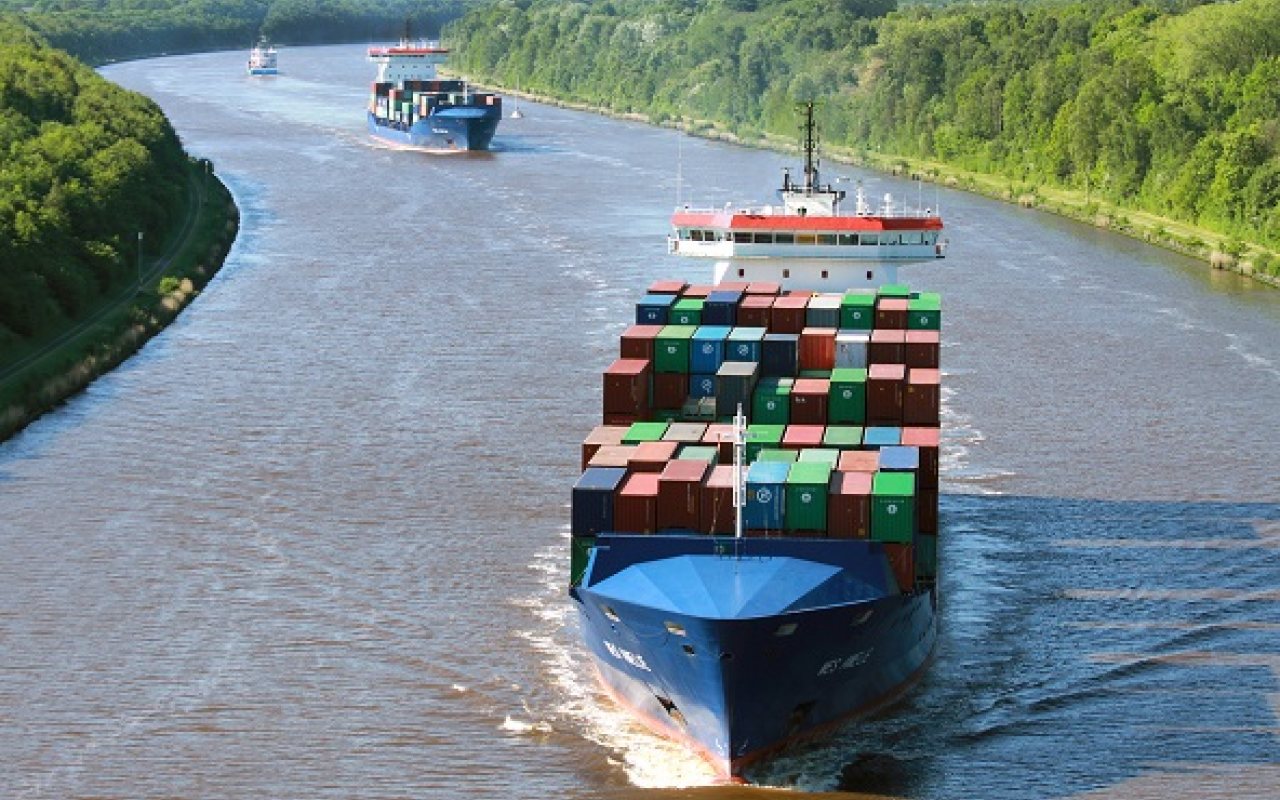 Wes_Amelie_Containership_on_River_1280_800_84_s_c1