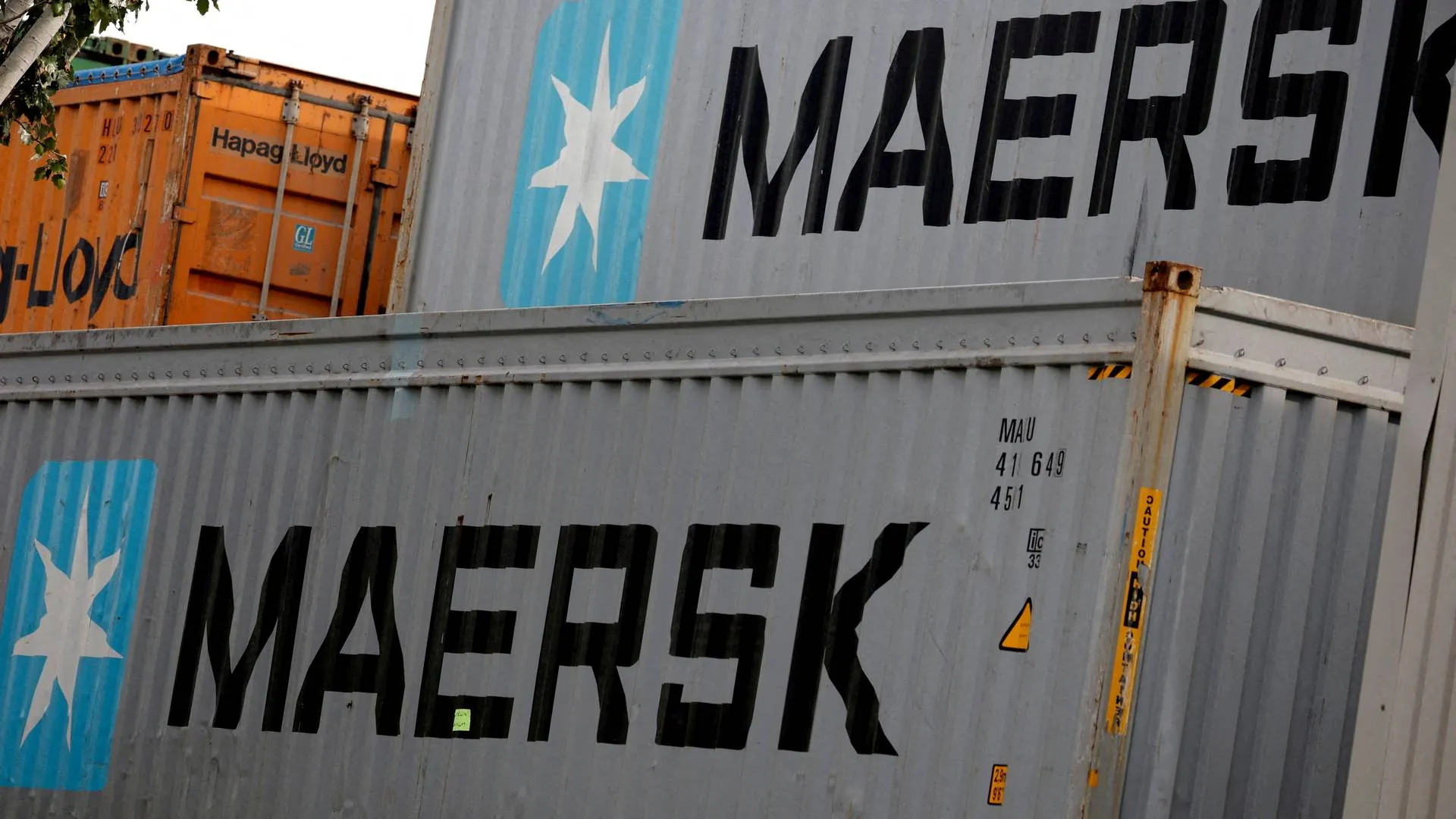 Maersk considers the possibility of buying DB Schenker