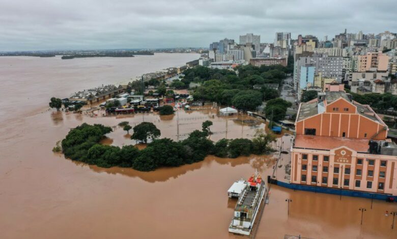 Massive floods cause chaos in southern Brazil