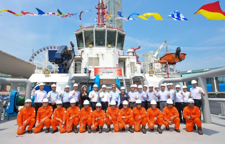 Hong Kong commissions LNG dual-fuel tug duo