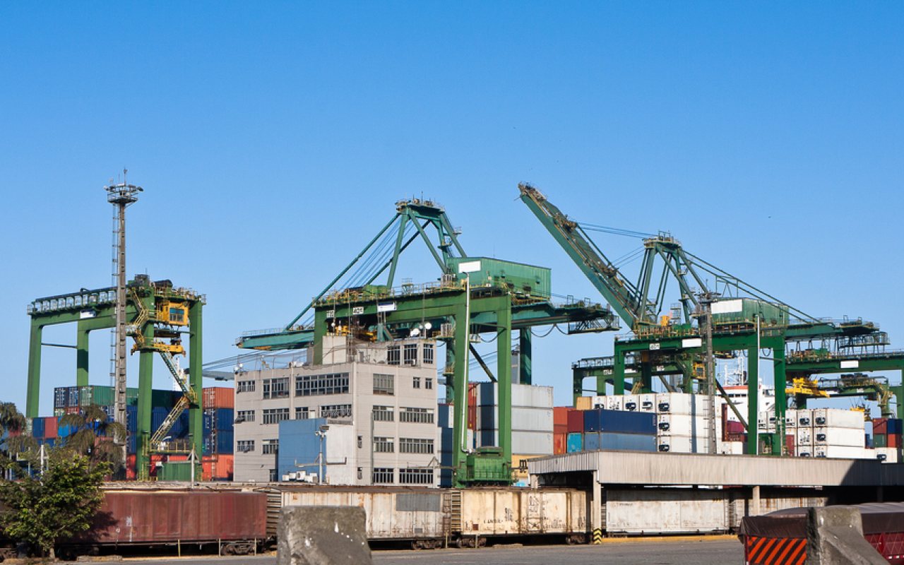 fire_breaks_out_at_port_of_santos_1280_800_84_s_c1
