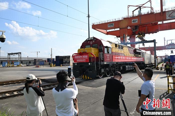 The China-Europe Railway Express (Chengdu-Chongqing) Southern Corridor Express Train departs from Chengdu.