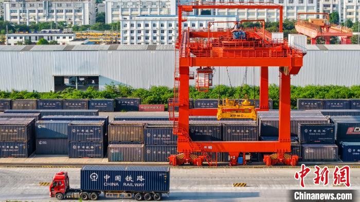 In the first half of the year, freight volume on the China-Vietnam freight train originating from Guangxi surged 283% year-on-year.