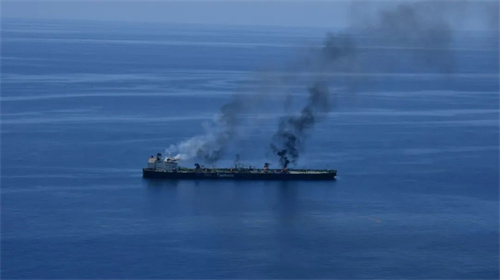 Three major ports attacked! Bulk carrier from China takes on water and sinks after being hit.