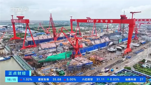 LNG vessels usher in historic peak delivery period! Shipyards and docks bustling with construction activity.