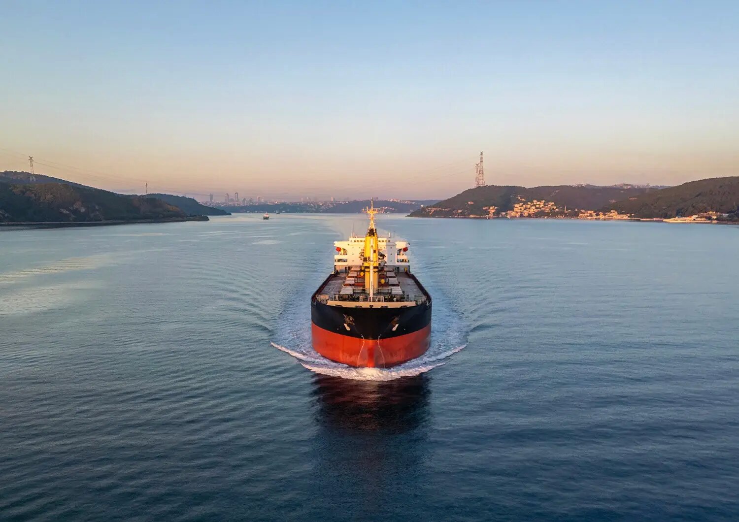 Flames soar into the sky! An oil tanker suddenly attacked late at night!