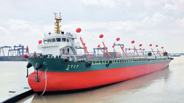 A 10,000-ton LNG dual-fuel power container and bulk carrier made its maiden voyage in Suzhou.
